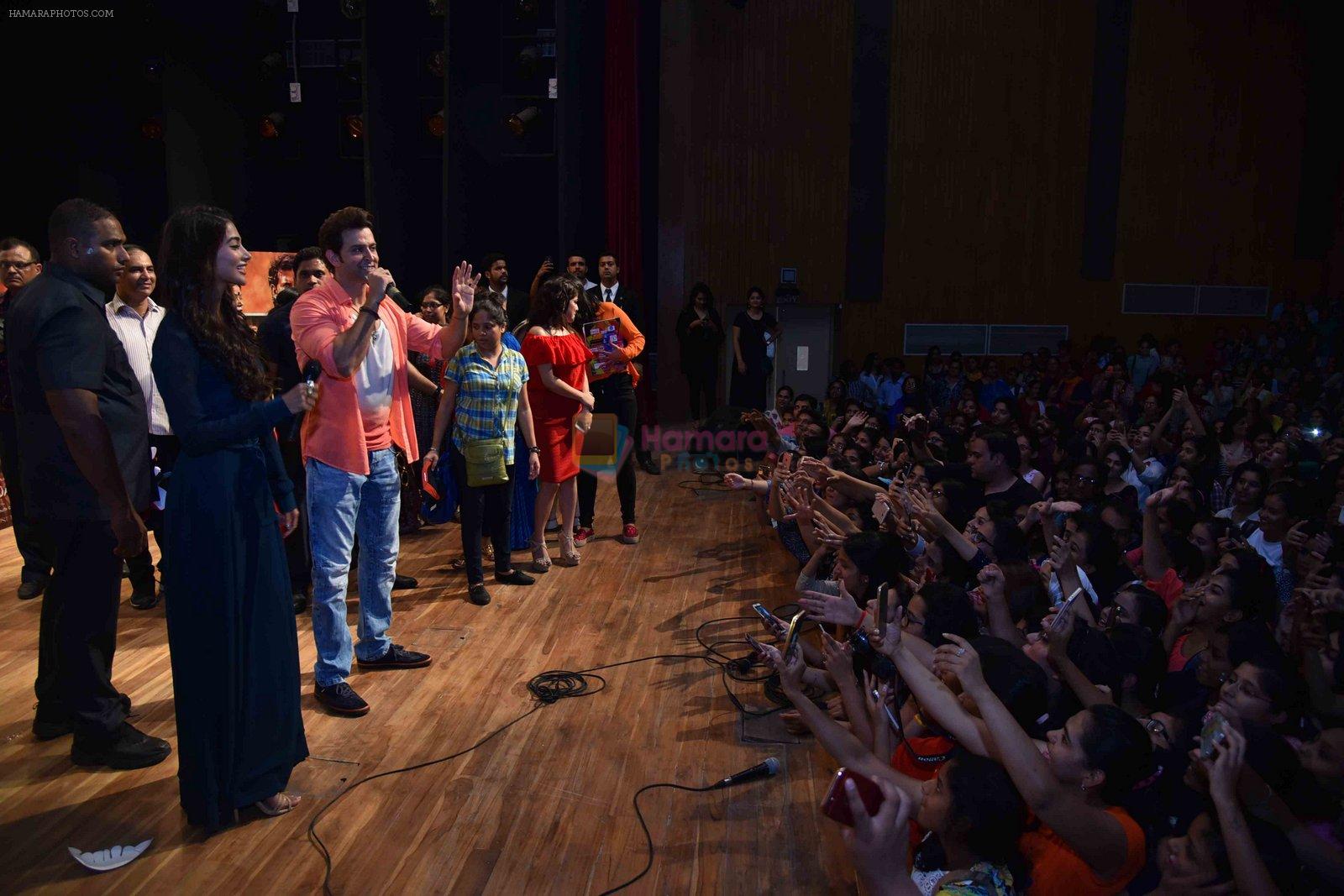 hrithik-roshan-at-mohenjo-daro-promotions-in-gargi-college-on-5th-aug